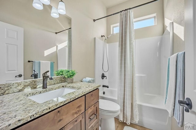 bathroom with shower / tub combo with curtain, vanity, and toilet