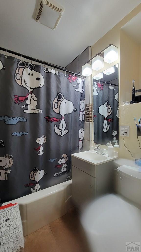 full bath with vanity, tile patterned floors, toilet, visible vents, and shower / tub combo with curtain