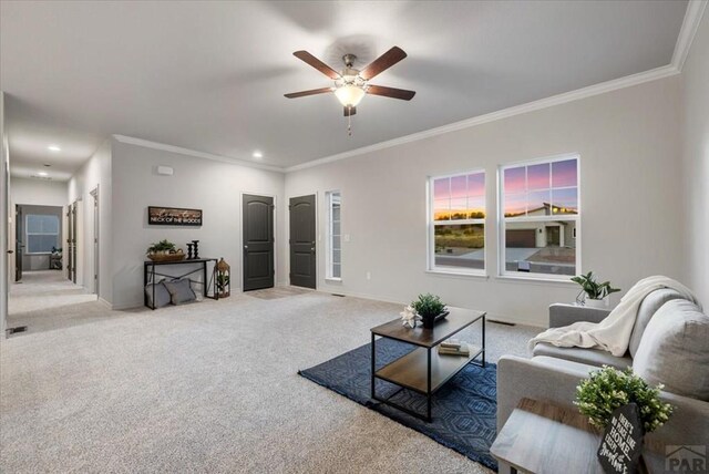 living area featuring ceiling fan, recessed lighting, baseboards, carpet, and crown molding