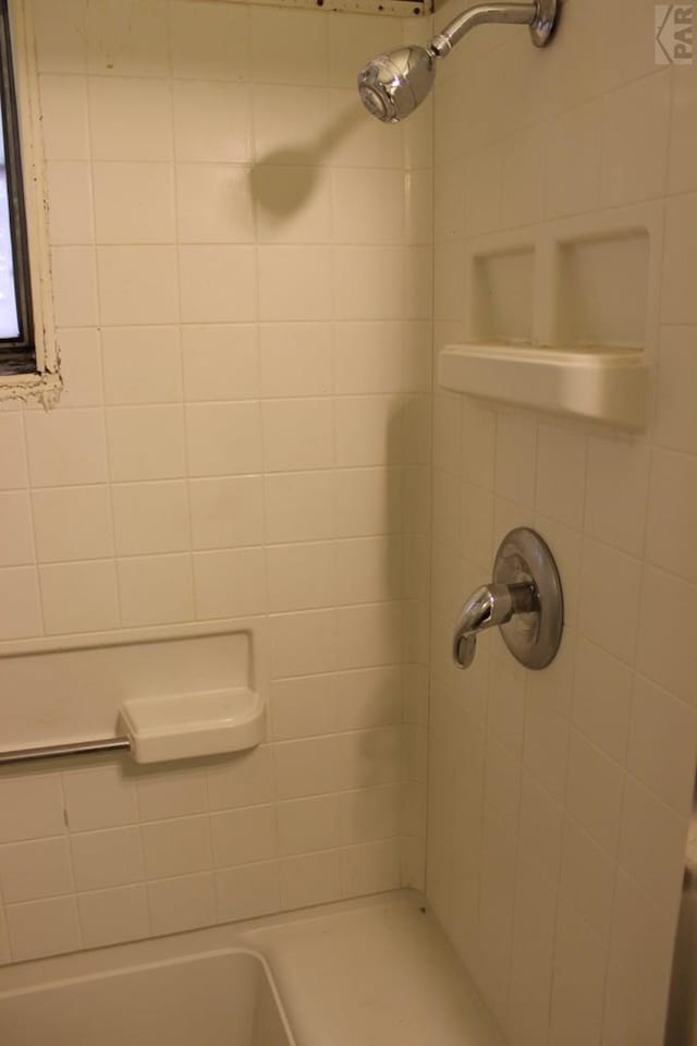 bathroom featuring tiled shower