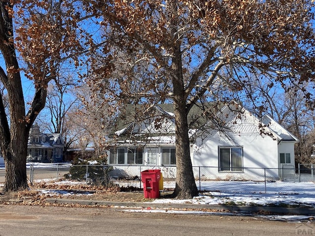 view of front of home featuring a fenced front yard