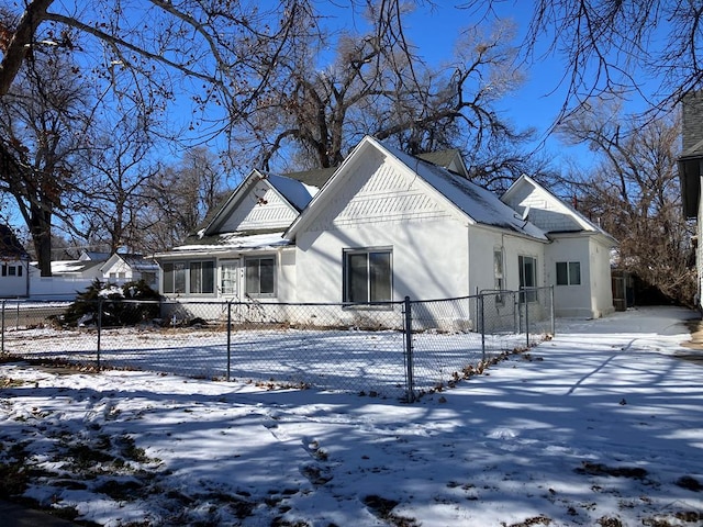 view of front facade featuring a fenced front yard and stucco siding