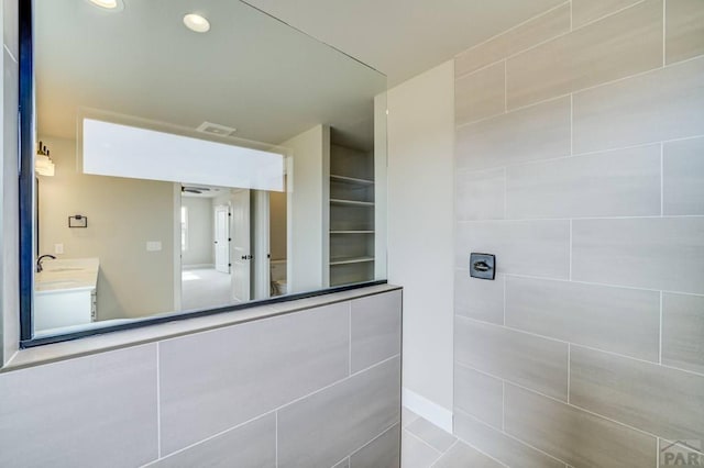 full bath featuring recessed lighting, visible vents, toilet, vanity, and walk in shower