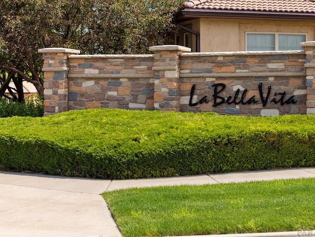 view of community / neighborhood sign