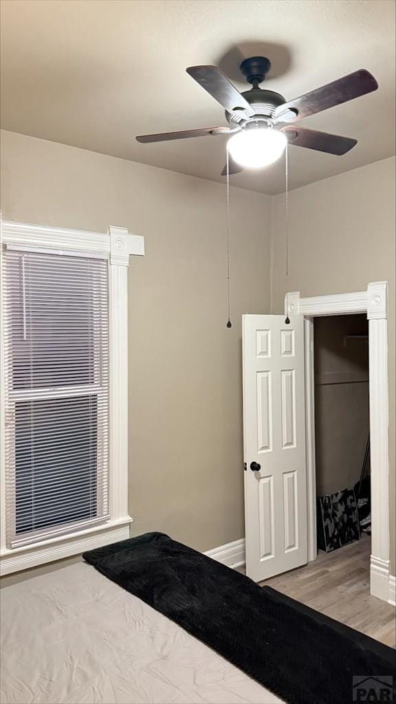 unfurnished bedroom featuring baseboards and a ceiling fan
