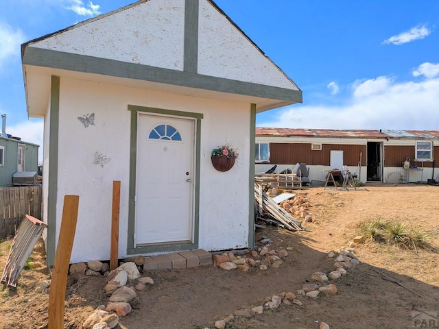 view of exterior entry with stucco siding