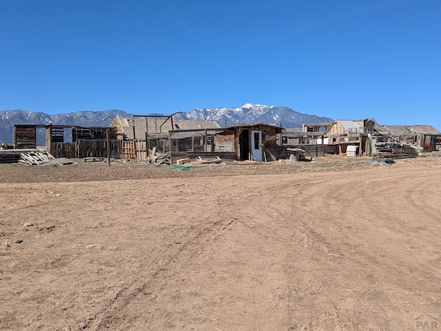 view of yard featuring a mountain view