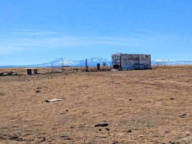 view of yard featuring a mountain view