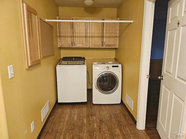 laundry room featuring baseboards, visible vents, dark wood finished floors, and independent washer and dryer