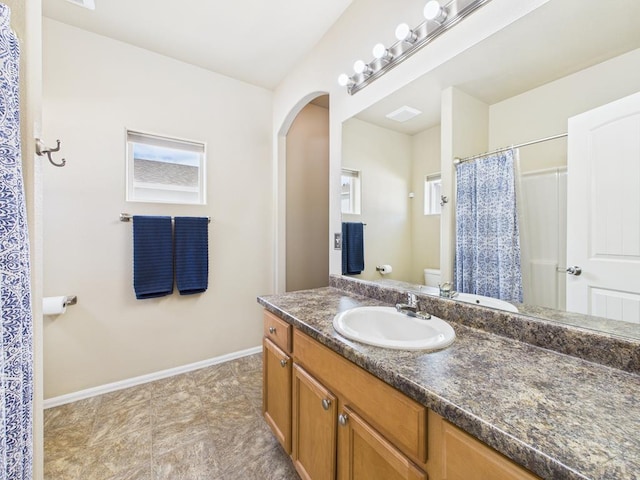 full bath with vanity, curtained shower, toilet, and baseboards