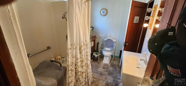 927 E 11th St, Pueblo, CO 81001 - bathroom featuring toilet, vanity, and a shower with curtain