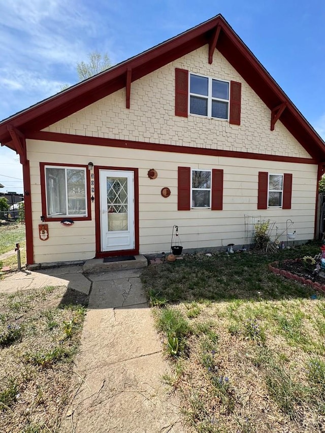 bungalow featuring a front lawn