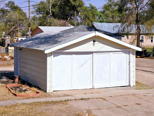 view of outdoor structure featuring an outbuilding