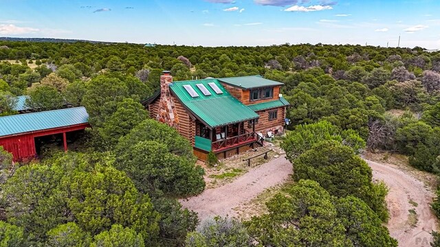 bird's eye view featuring a wooded view