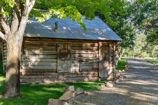 view of outbuilding featuring gravel driveway