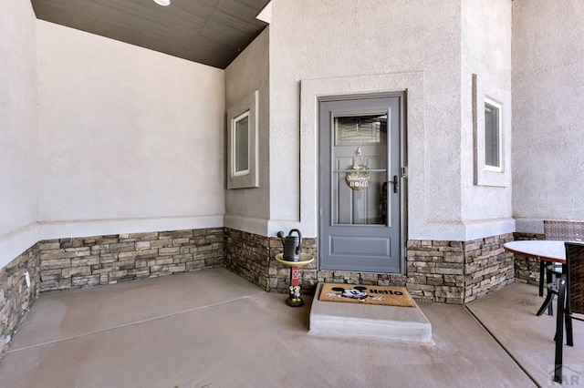 entrance to property with stucco siding