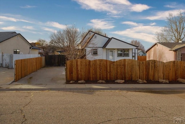 bungalow featuring a fenced front yard