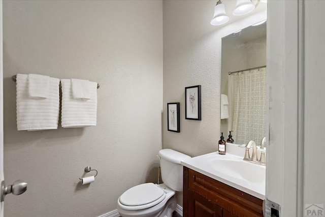 bathroom with a shower with curtain, baseboards, toilet, and vanity