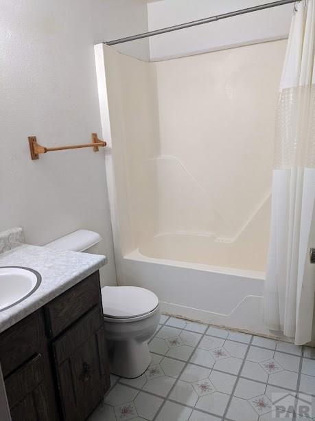 full bath with shower / tub combo, vanity, and toilet