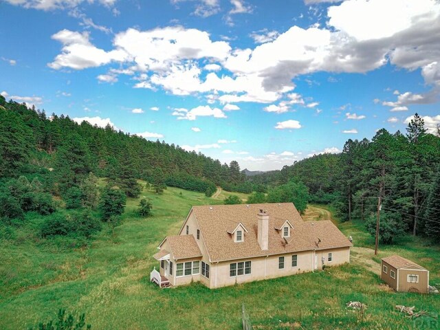 bird's eye view featuring a wooded view