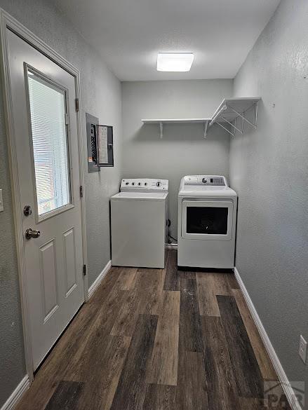 laundry area with dark wood-style flooring, a textured wall, laundry area, independent washer and dryer, and baseboards