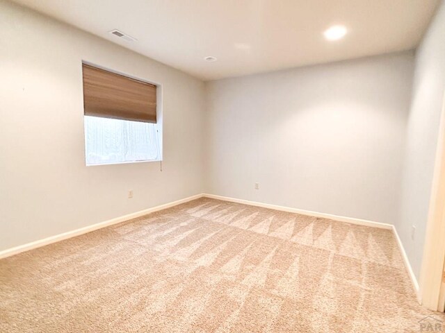 carpeted spare room with baseboards, visible vents, and recessed lighting