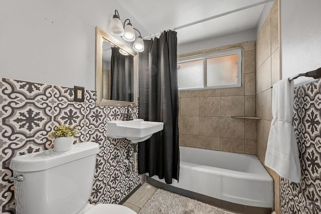 1516 Zuni Rd, Pueblo, CO 81001 - bathroom featuring toilet and shower / tub combo with curtain