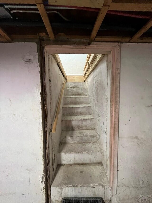 1434 E Evans Ave, Pueblo, CO 81004 - view of staircase