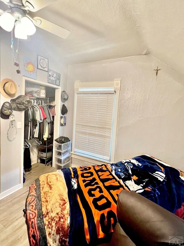 1127 W 12th St, Pueblo, CO 81003 - bedroom featuring wood finished floors, a ceiling fan, a closet, and a textured ceiling