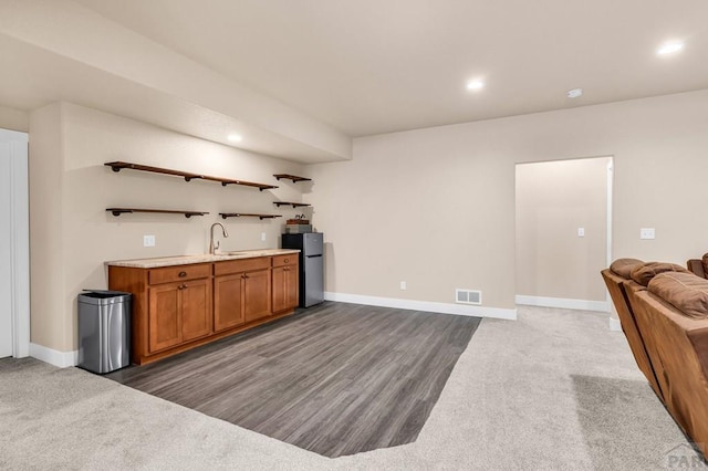 bar with visible vents, recessed lighting, freestanding refrigerator, and baseboards