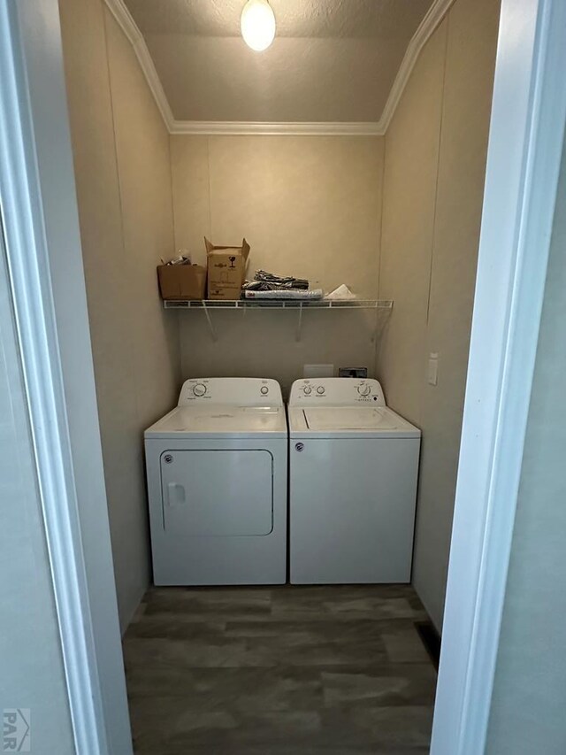 washroom featuring laundry area, ornamental molding, and independent washer and dryer