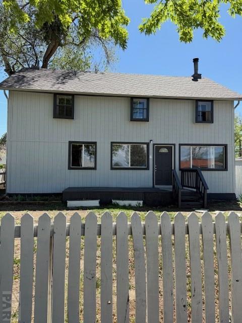 view of front facade featuring a fenced front yard