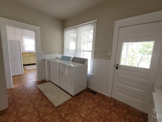 laundry room with a sink, laundry area, a wealth of natural light, and independent washer and dryer