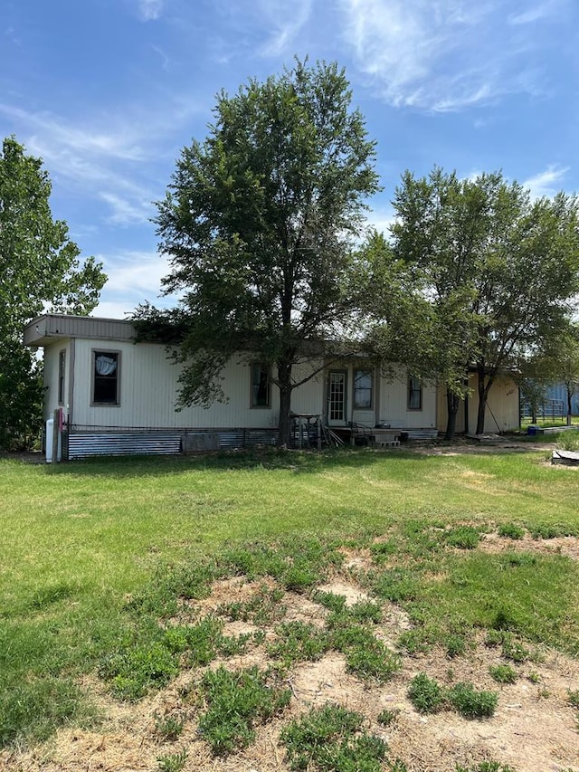 view of front of property featuring a front yard