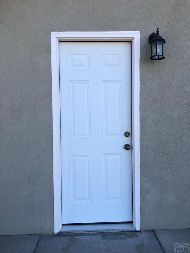 property entrance featuring stucco siding