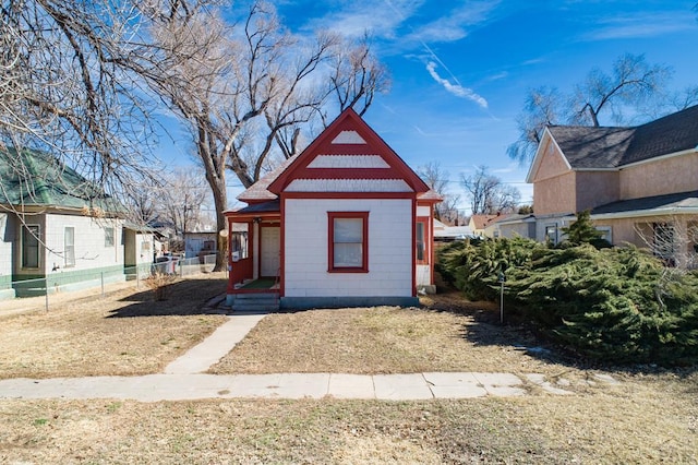 view of front of property featuring fence