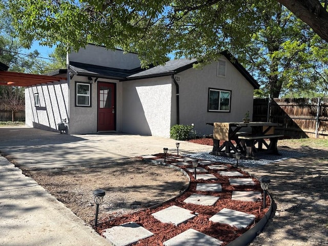 521 Tyler St, Pueblo, CO 81004 - view of front facade with stucco siding, fence, and a patio area