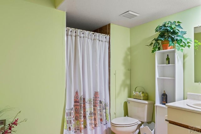 full bath with toilet, vanity, visible vents, and a shower with curtain