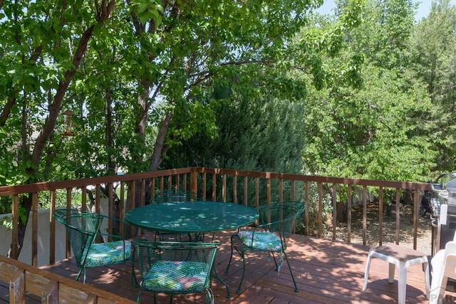 deck with outdoor dining space