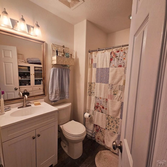 1819 W Arroyo Ave, Pueblo, CO 81004 - full bath with vanity, a textured ceiling, wood finished floors, and a shower with shower curtain