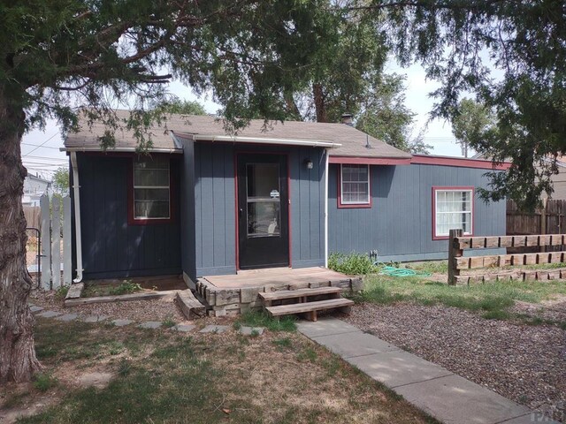 view of front of property featuring fence