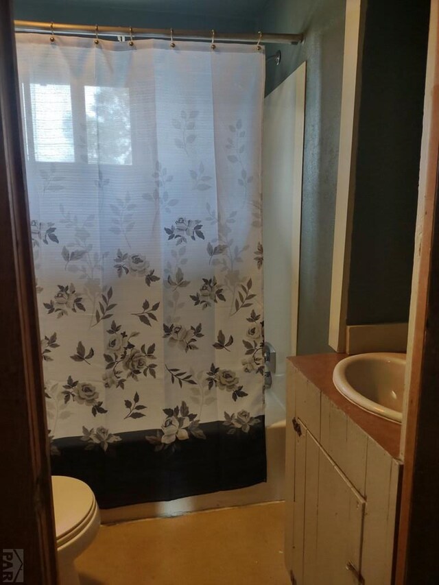 bathroom featuring shower / tub combo with curtain, vanity, and toilet