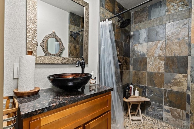 424 Mcclelland Ave, Pueblo, CO 81005 - bathroom featuring a tile shower and vanity
