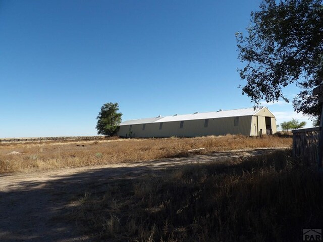 view of yard featuring a pole building and an outdoor structure