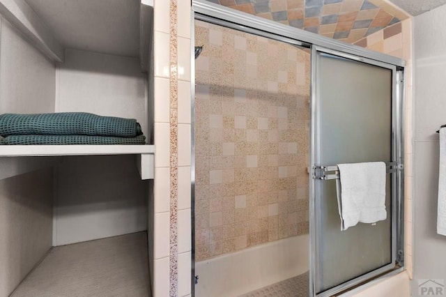bathroom with enclosed tub / shower combo