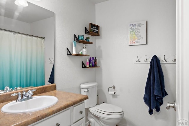 full bathroom featuring a shower with curtain, vanity, and toilet