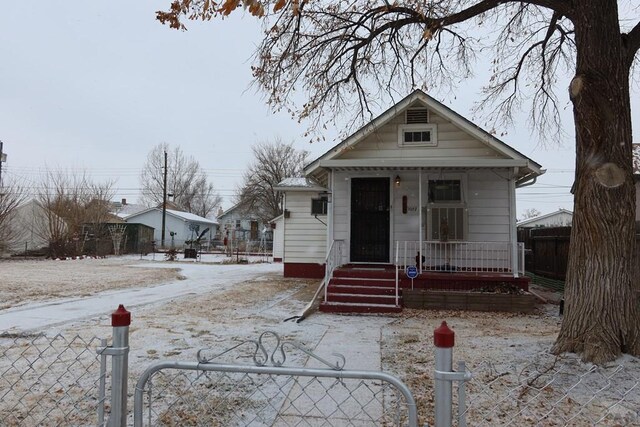 view of front of house featuring a fenced front yard