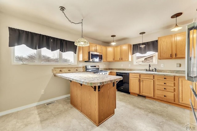 kitchen featuring stainless steel appliances, light countertops, visible vents, a sink, and baseboards