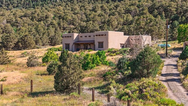 birds eye view of property featuring a forest view