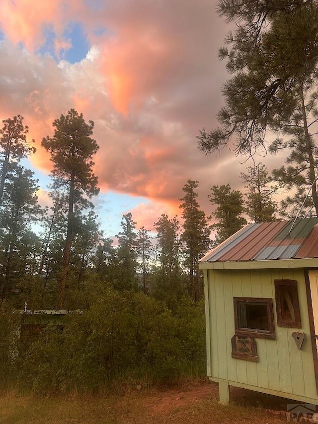 view of yard at dusk